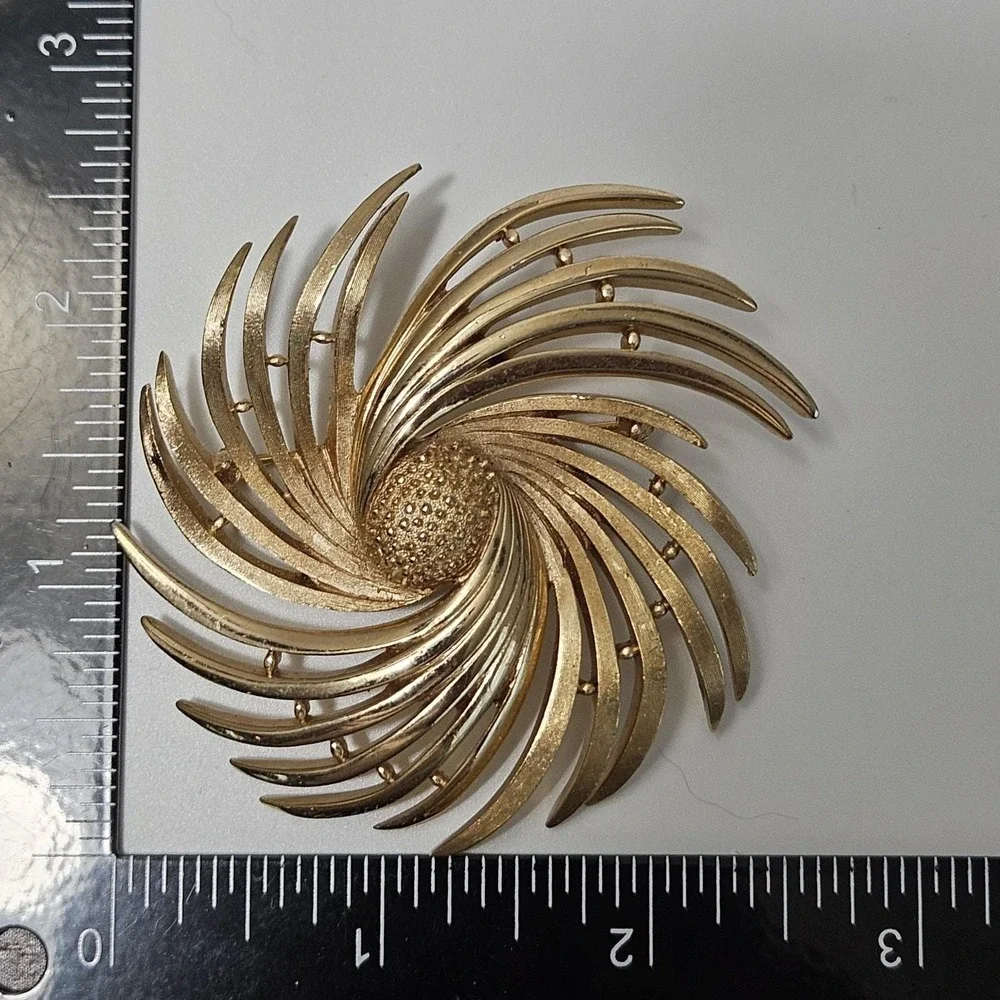 Crown Trifari Brooch Goldtone Swirl Modernist Floral Brooch 2.5